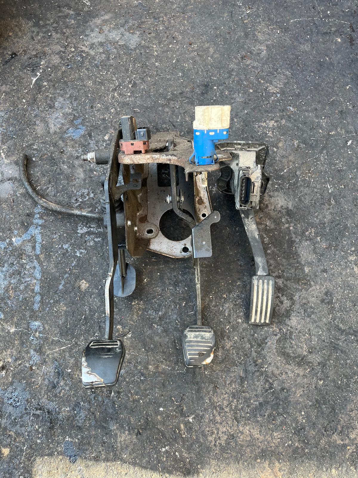 FORD TRANSİT 155 LIK PEDAL TAKIMI ÇIKMA ORJİNAL